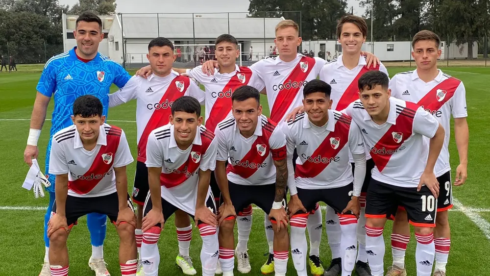 Formación Cuarta División Inferiores River (Foto: River desde La Tribuna)