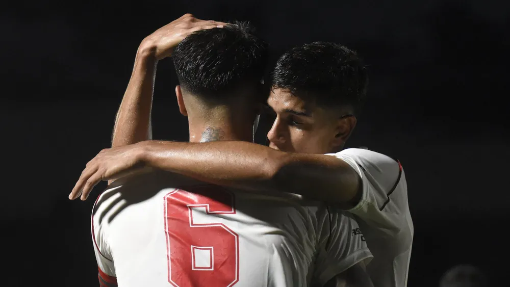 Abrazo festejo gol Reserva River Álvarez Nasif