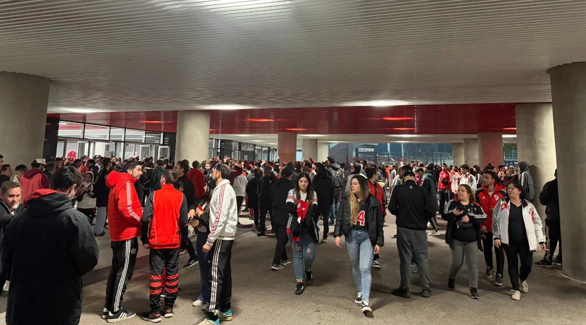 hall River Plate