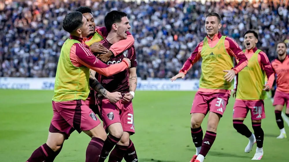 equipo River formación festejo gol Mastantuono