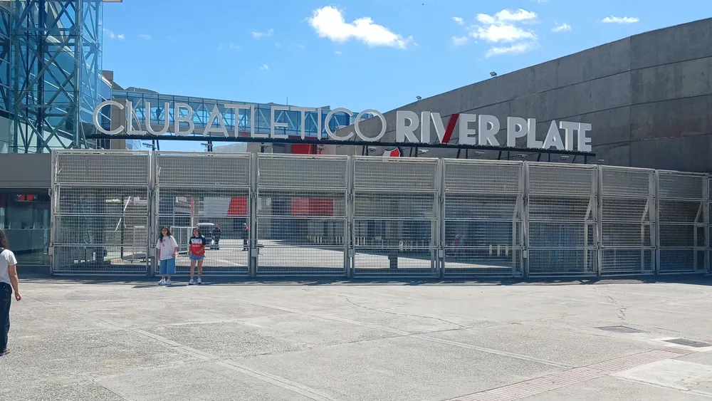 Puerta club estadio Monumental (Foto: RMG)