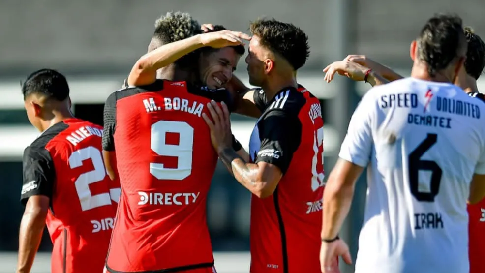 Equipo festejo gol River Riestra