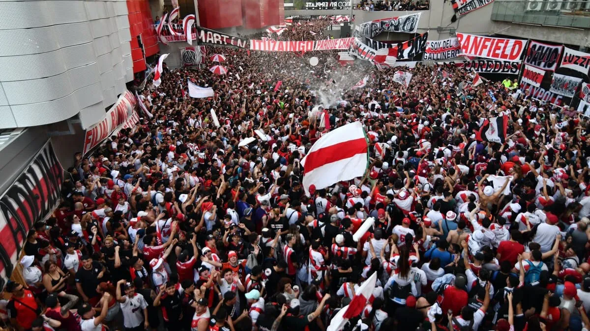Hinchas banderazo monumental River (1) (1)