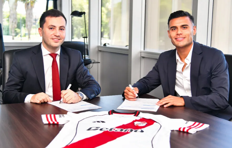 Fausto Vera firma de contrato