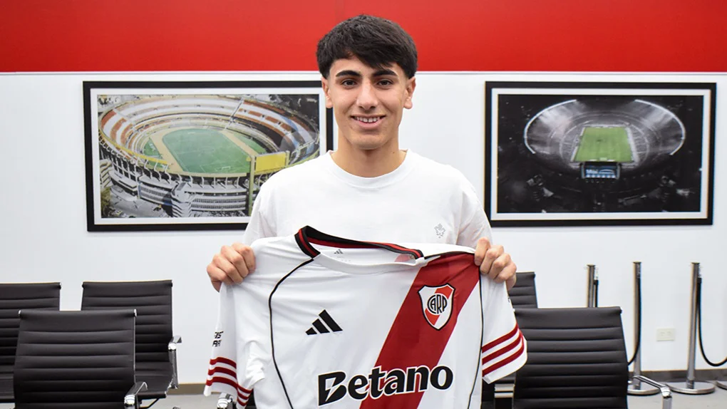 Lucas Silva firma contrato River (Foto: River Plate)