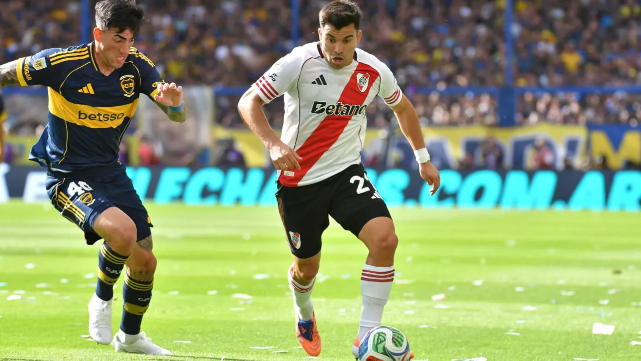 Acuña disputando el superclasico 