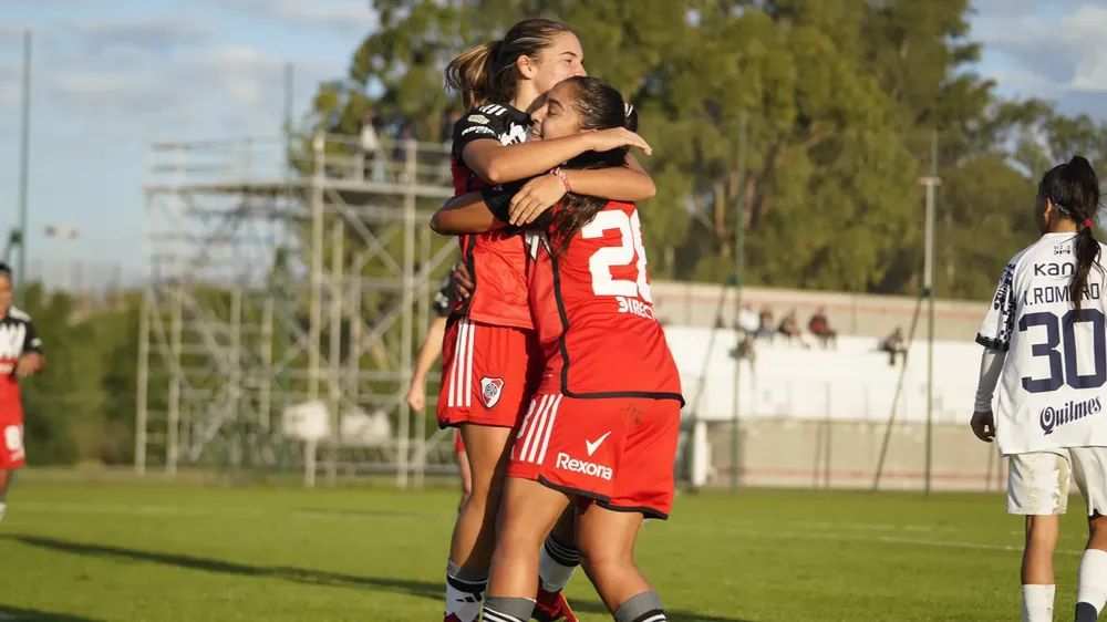 Festejo abrazo Sofía Domínguez Francisca Altgelt