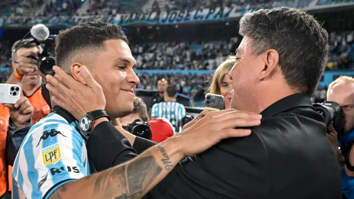 Juan Fernando Quintero abrazo Marcelo Gallardo (Juan Fernando Quintero)