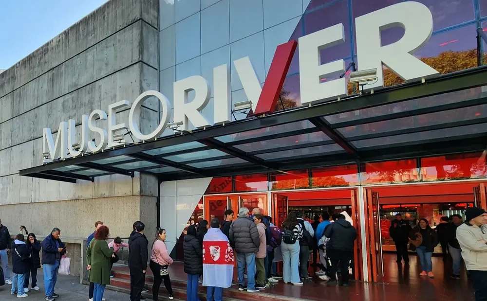 Puerta entrada Museo River día