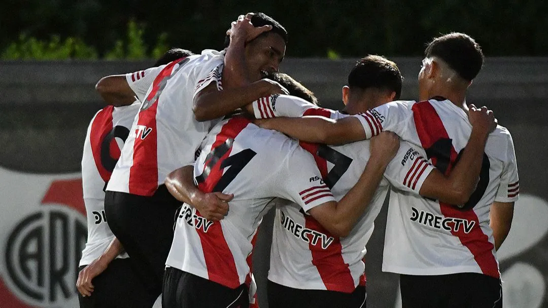 Reserva River equipo festejo gol