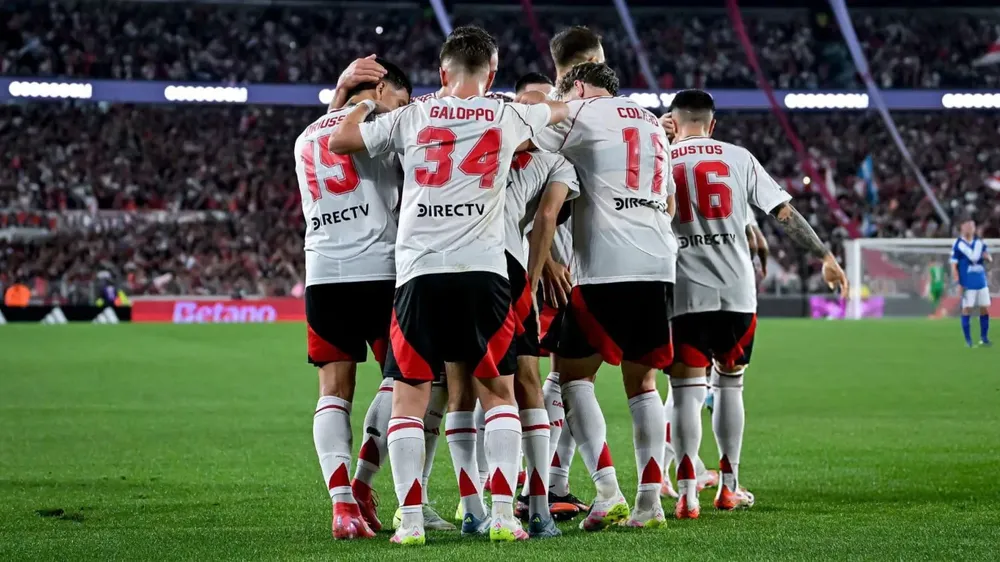 Equipo River festejo gol formación Monumental