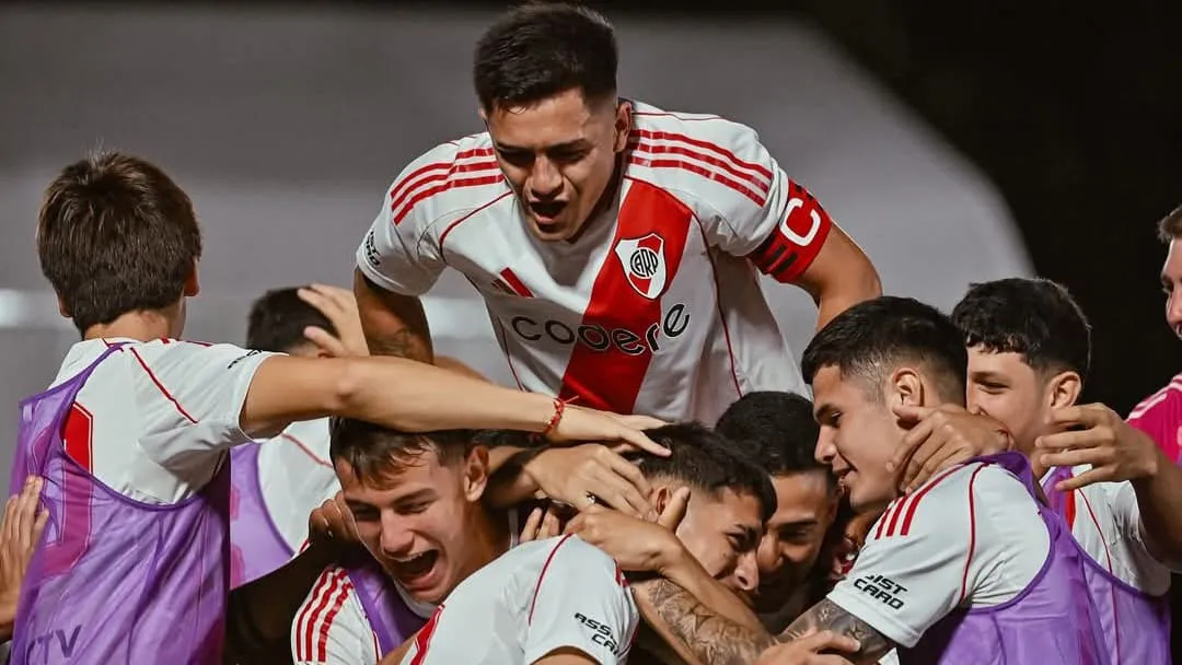 Equipo Reserva River abrazo gol festejo
