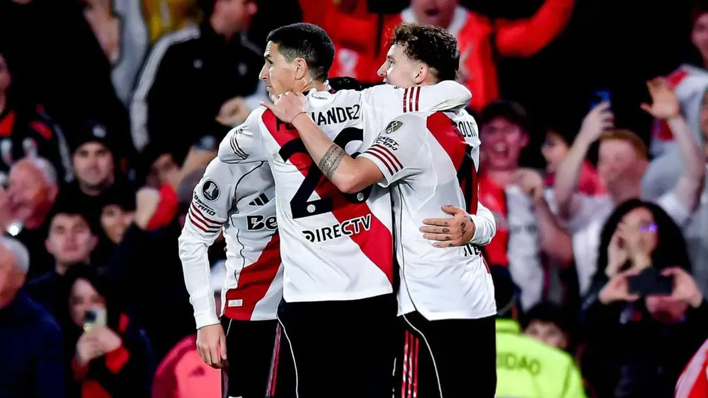 equipo abrazo festejo gol River (Foto: Getty Images)