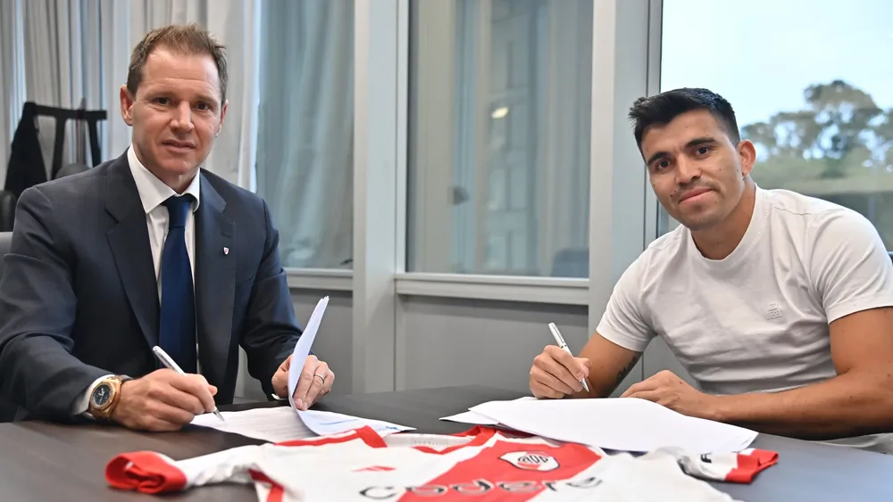 Firma contrato Huevo Acuña River
