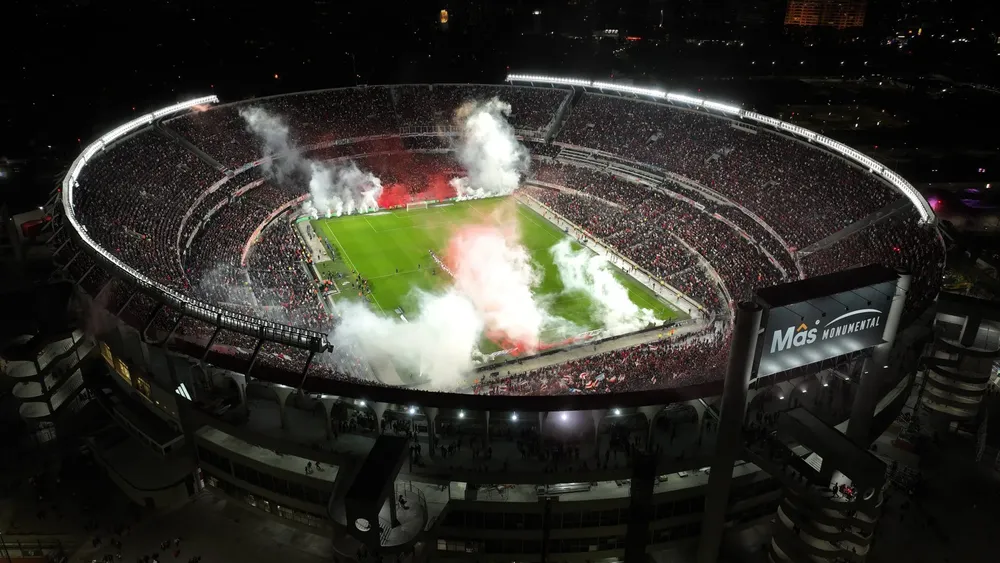 Estadio Monumental noche lleno hinchas River