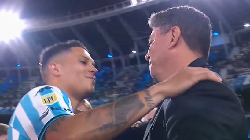 Abrazo reencuentro River Racing Juanfer Quintero Gallardo (Foto: Captura TNT Sports)