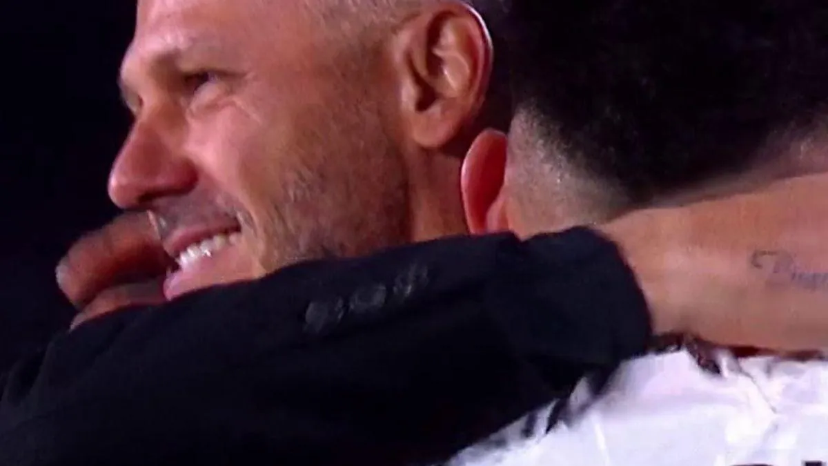 Abrazo de Demichelis con los jugadores