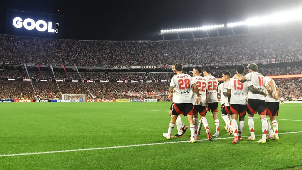 Festejo gol equipo formación abrazo River Monumental