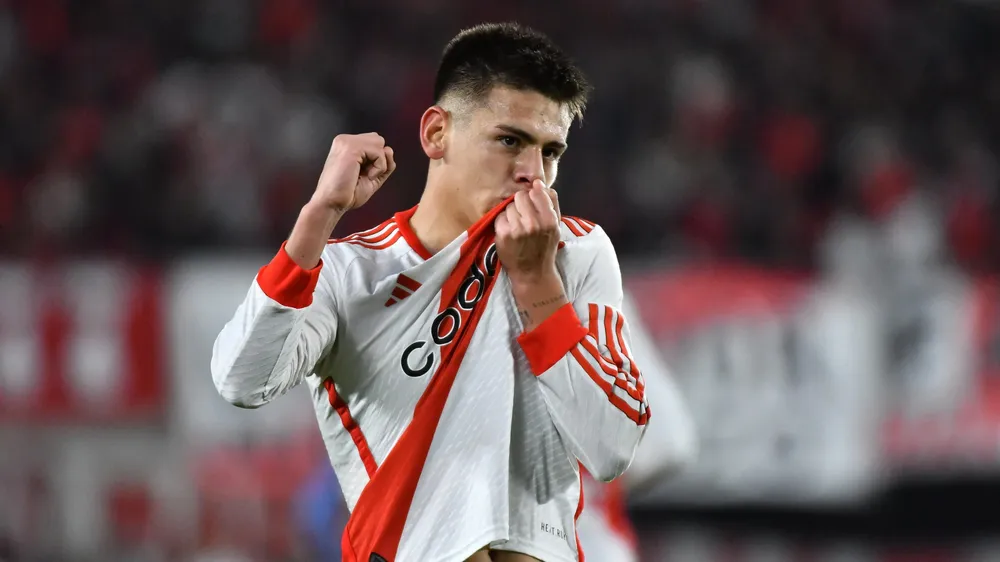 Claudio Echeverri beso escudo River festejo gol (Foto: River Plate)