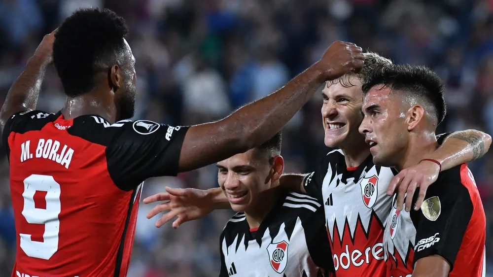 Equipo River festejo gol Uruguay Nacional abrazo