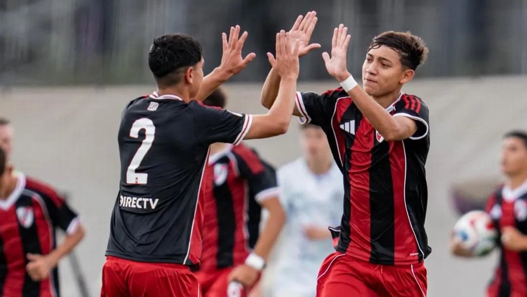 Equipo festejo gol inferiores River Messi Cup
