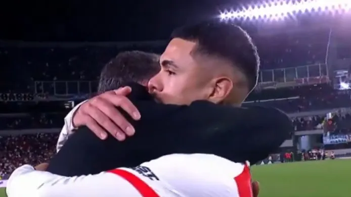 Abrazo Martín Demichelis Paulo Díaz
