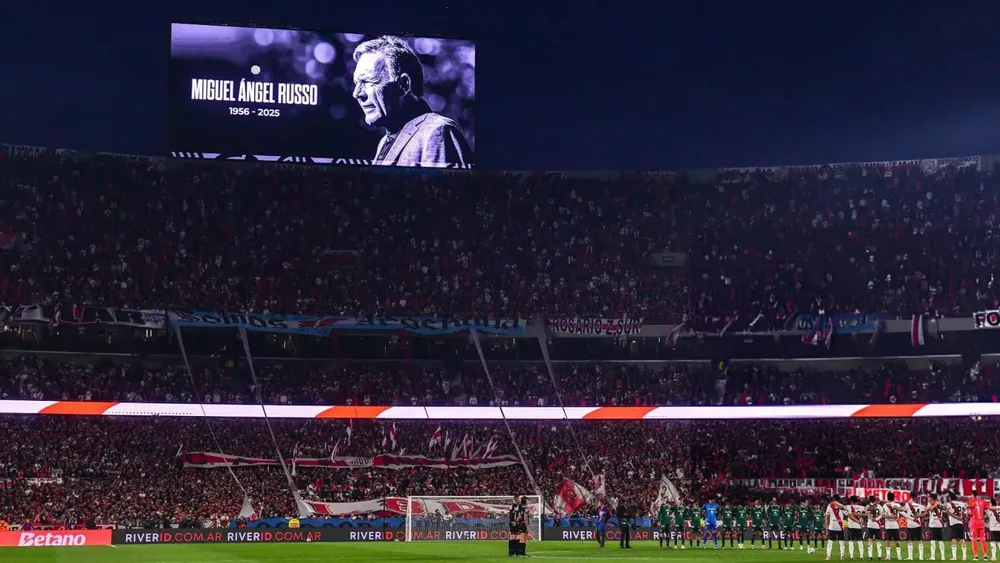 hinchas River estadio Monumental homenaje Russo