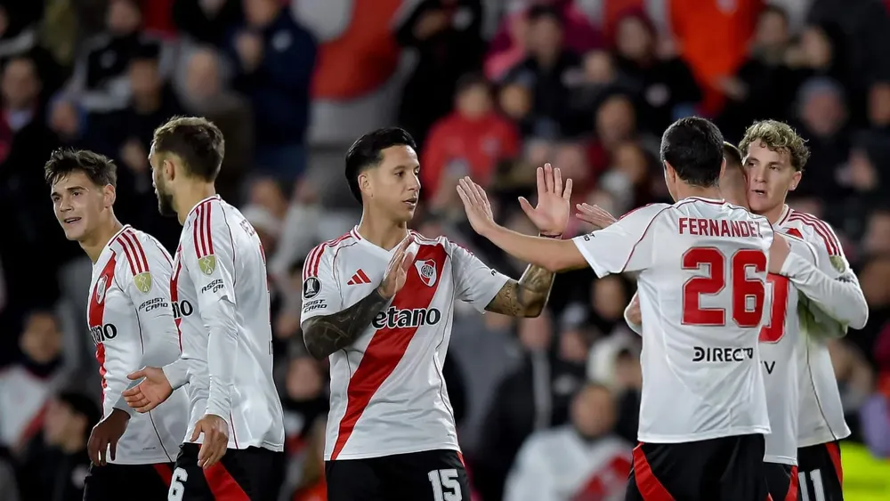 Festejo gol equipo River abrazo