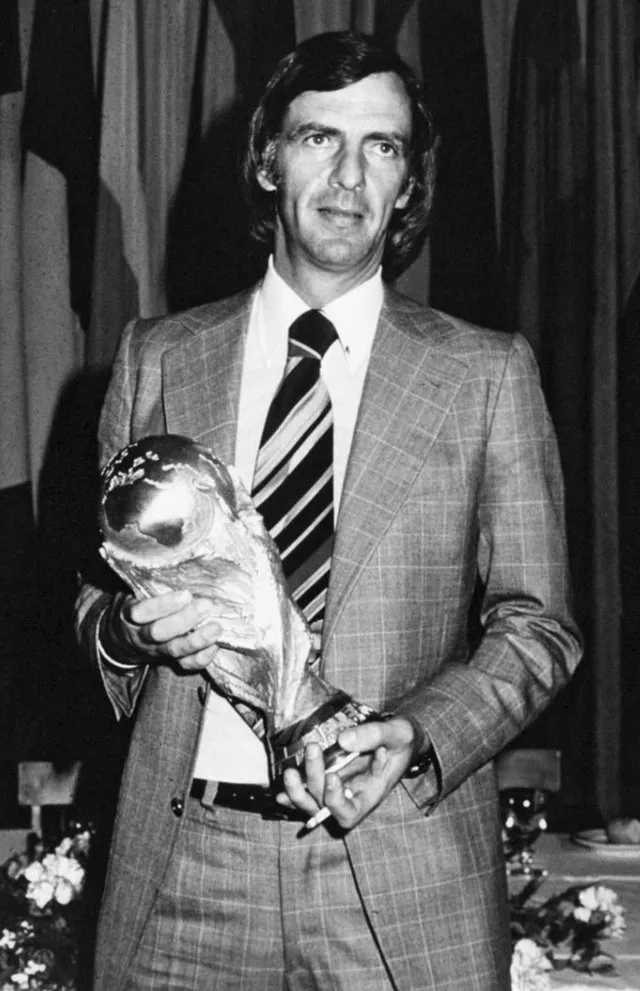 César Luis Menotti con la Copa del Mundo