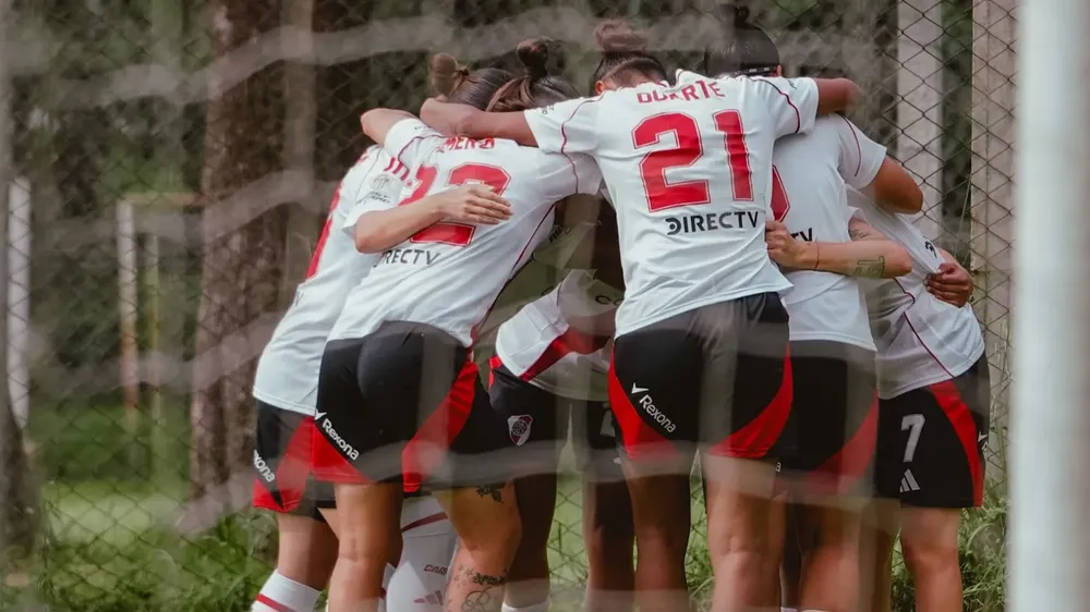 Equipo abrazo Femenino River