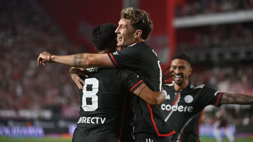 Equipo Meza Colidio River abrazo festejo gol