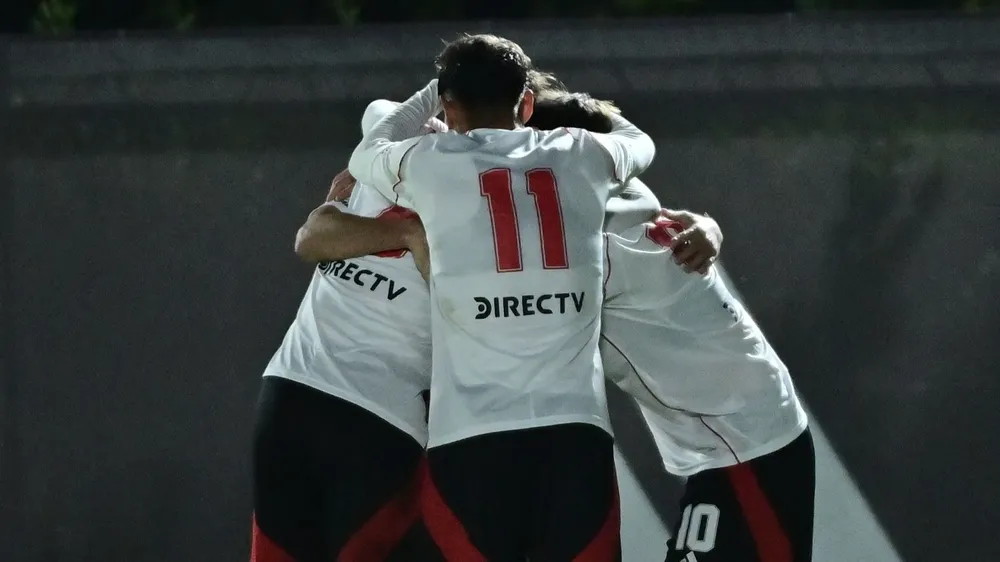 Equipo River Reserva formación festejo gol