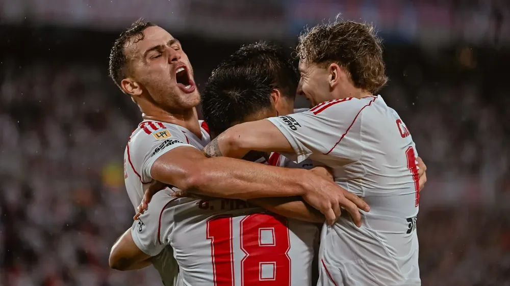 Festejo gol equipo abrazo gol River Monumental