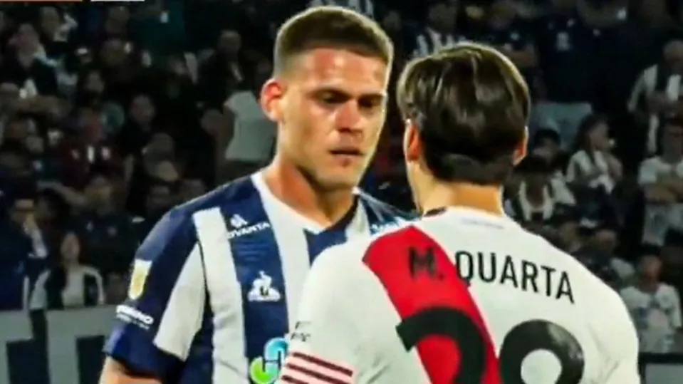 Federico Girotti cruce Martínez Quarta (Foto: Transmisión ESPN)