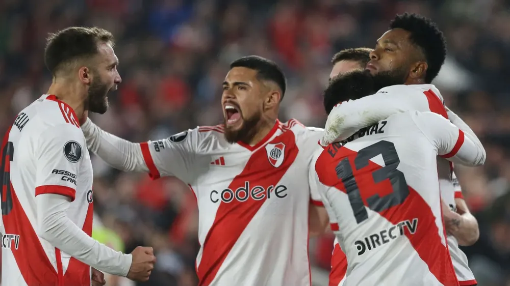 Abrazo festejo gol River Borja