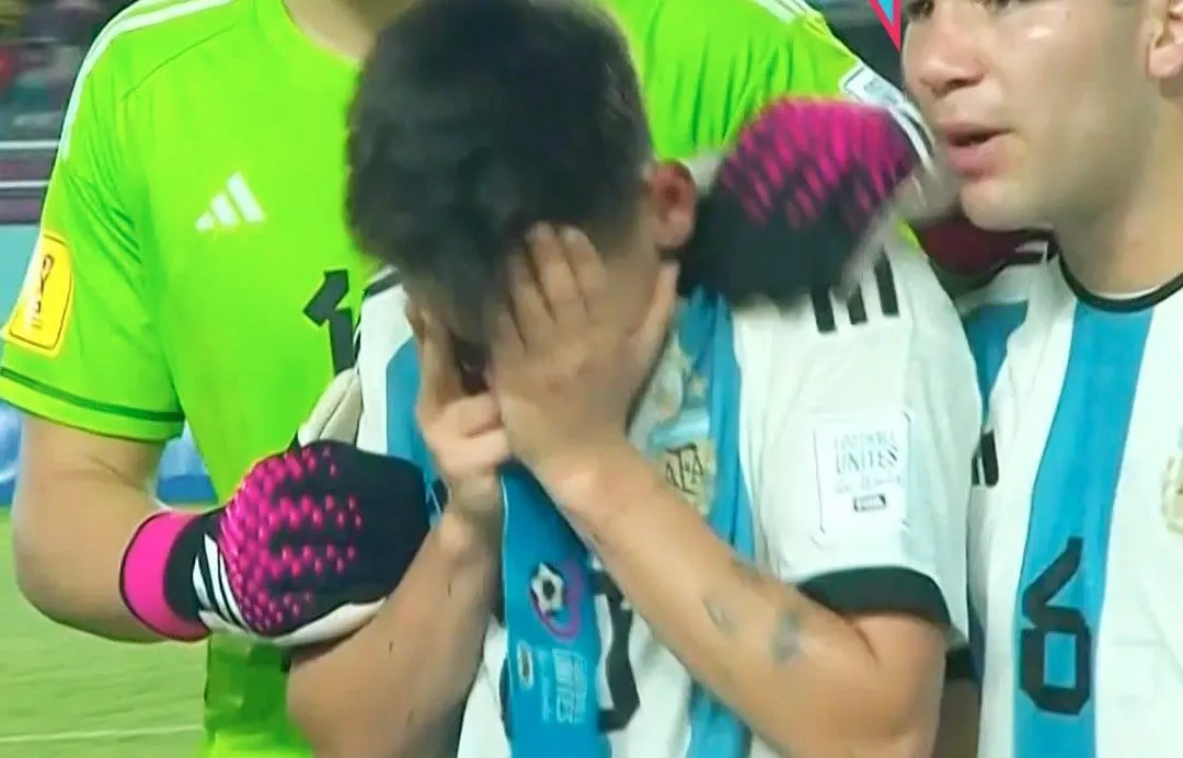 Claudio Echeverri llorando