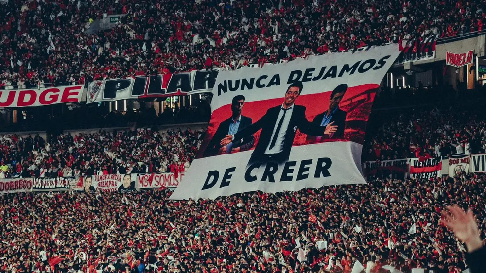 Hinchas River bandera estadio Monumental