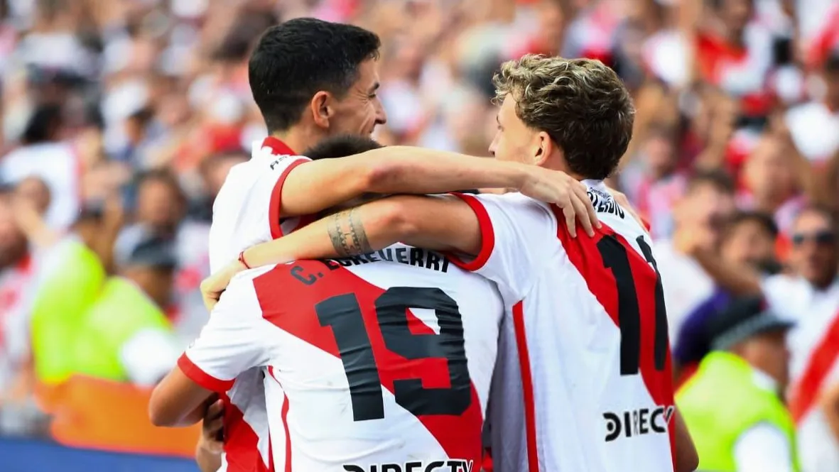 Abrazo festejo gol River Monumental Echeverri (Foto: Getty Images)