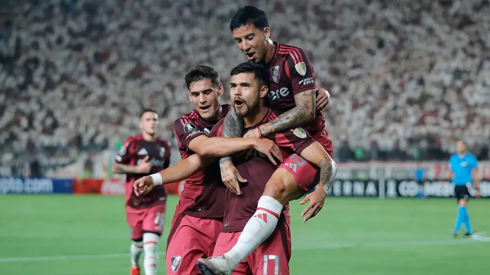 Festejo gol Paulo Díaz River Libertadores equipo abrazo