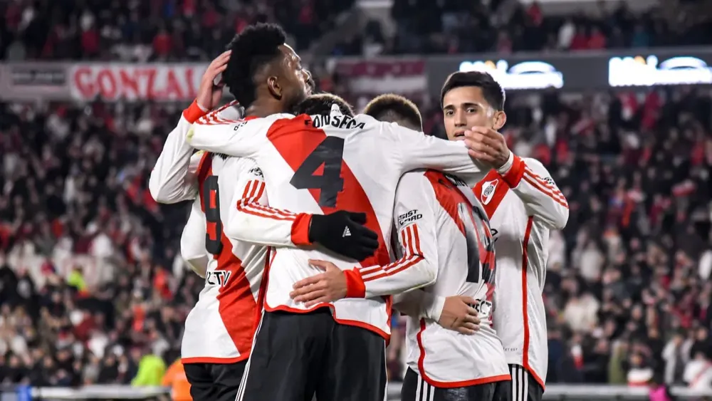 Abrazo equipo River festejo gol