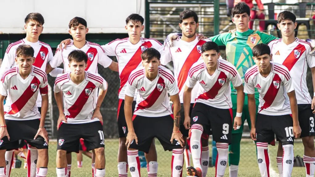 Formación equipo inferiores River Ezeiza (Foto: River Plate)
