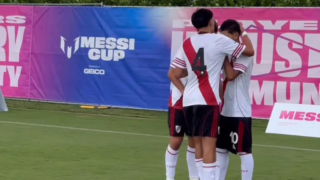 Equipo festejo gol inferiores River Messi Cup