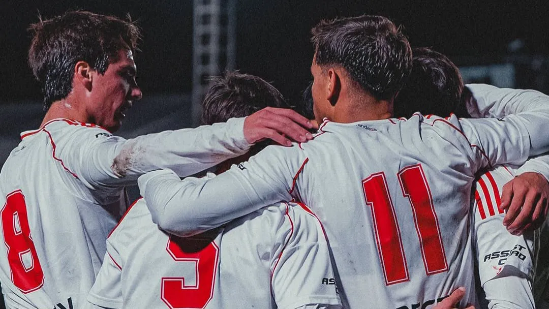 Reserva River equipo formación festejo gol