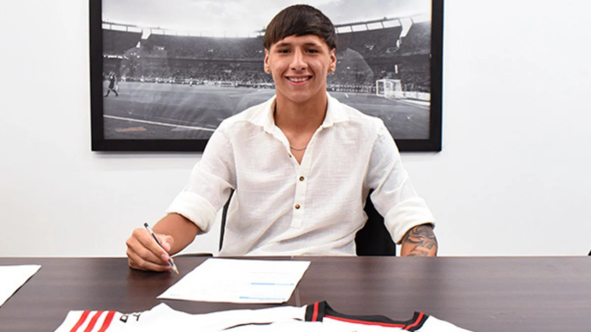 Valentín Sayago firmó su primer contrato profesional. (Foto: River Plate)