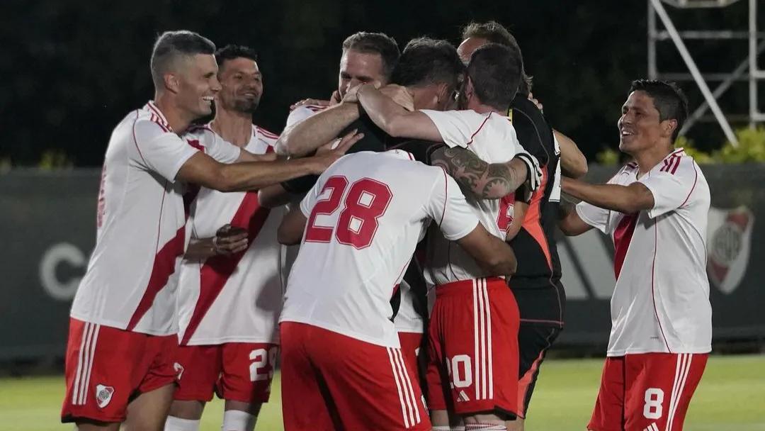 Equipo festejo abrazo Senior River