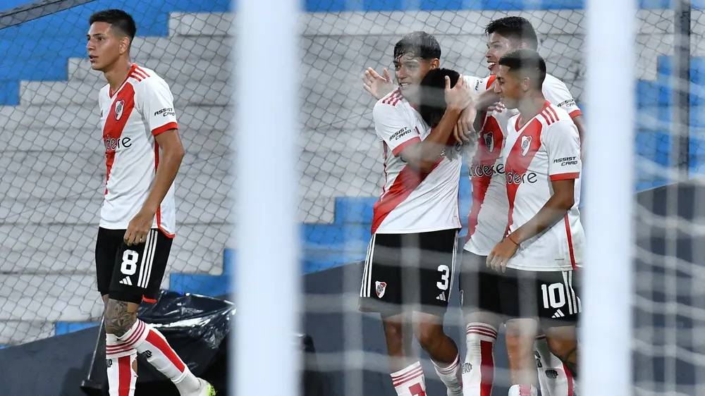 Equipo Reserva River Racing abrazo gol