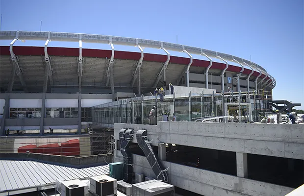 Estacionamiento Monumental puente peatonal