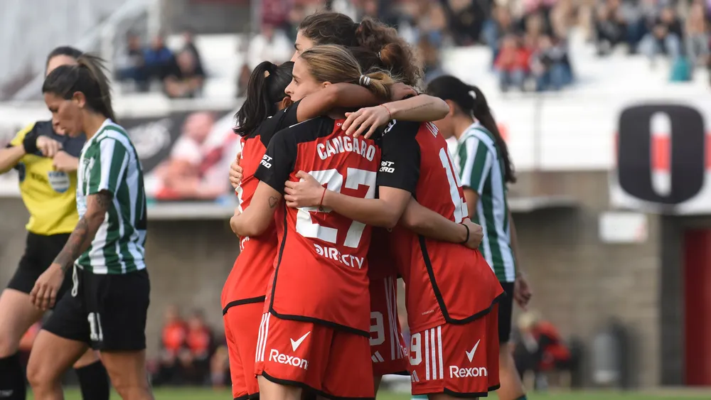 Festejo gol abrazo equipo Femenino River Excursio