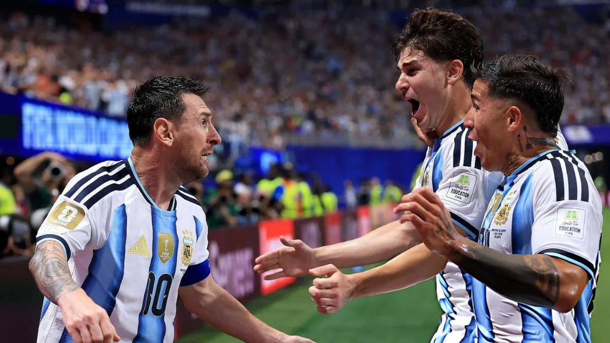 Messi, Enzo Fernández y Julián Álvarez Argentina Suiza. (Foto: Getty Images)