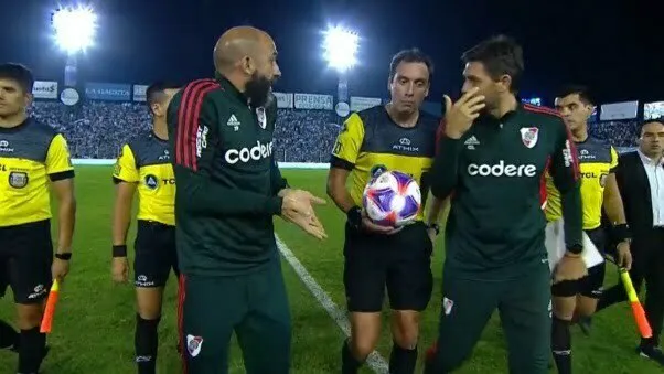 Video: La fuerte reacción de Pinola con un camarógrafo